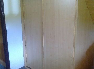 Vestavěné skříně s posuvnými dveřmi pro atypické prostory